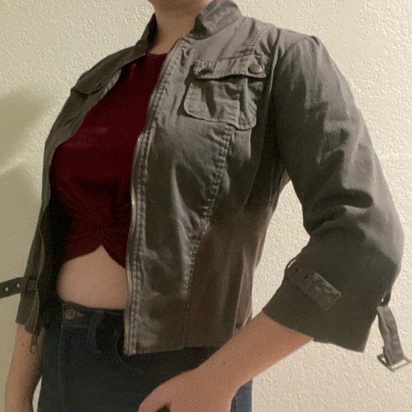 Cropped light brown jacket with green undertones. - Picture 2 of 4